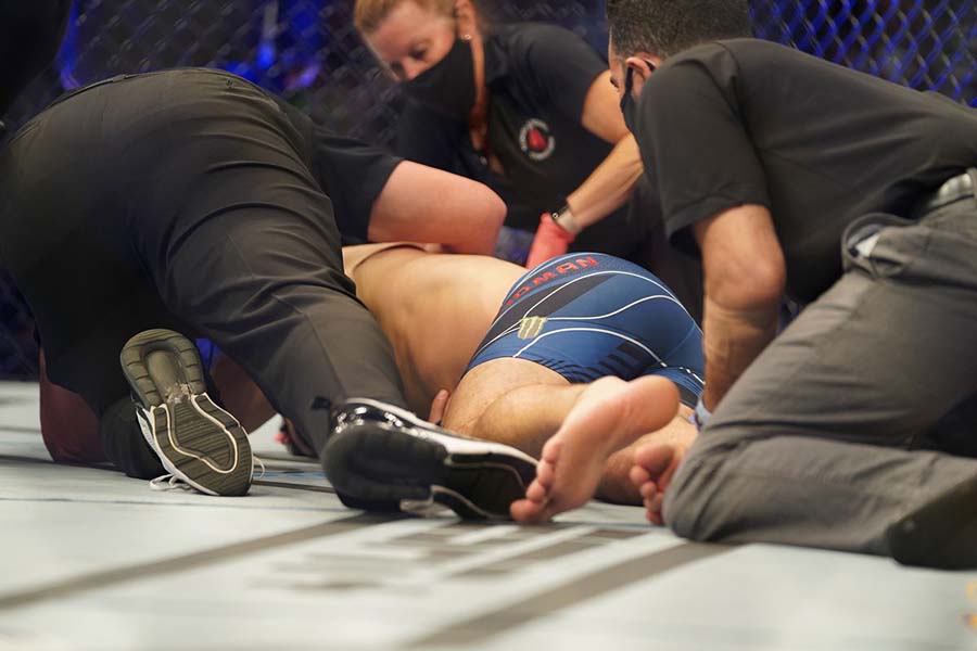 Chris Weidman fraturou a perna ao tentar chute baixo na luta com Uriah Hall — Foto: Reprodução/MMA Mania